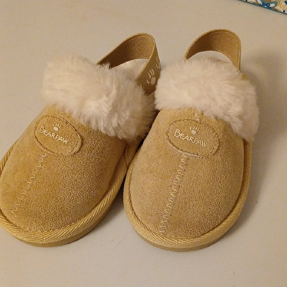 BearPaw Cream Suede Slippers with Plush Lining Little Kids Sz 6